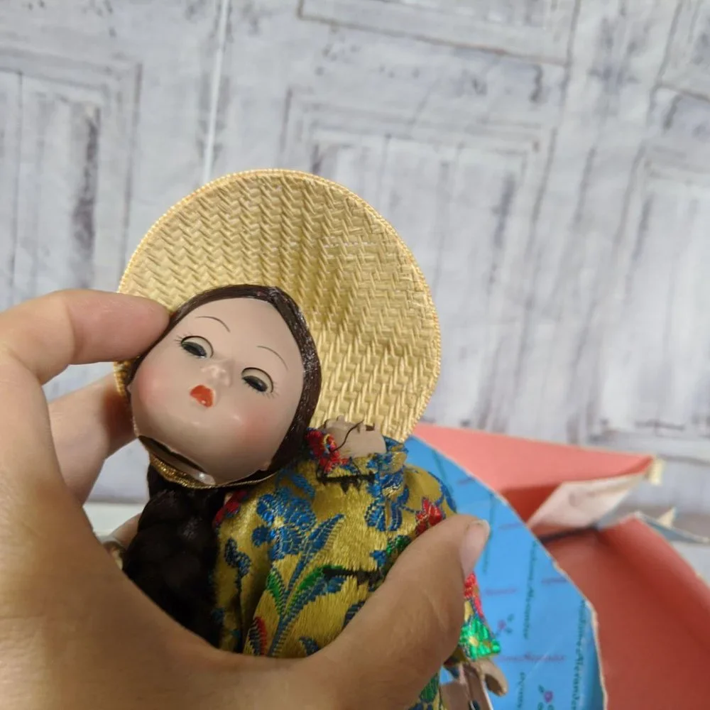 Madame Alexander China 572 Doll‎ country